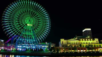 ein Nacht Zeitraffer von rotierend Ferris Rad im Yokohama breit Schuss Zoomen video
