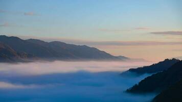 ein Zeitraffer von das Meer von Wolken beim das oben von das Berg im Kyoto Tele Schuss video