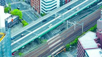 ein Zeitraffer von der Verkehr Marmelade auf das Autobahn im Osaka durch hoch Winkel Aussicht Tele Schuss Zoomen video