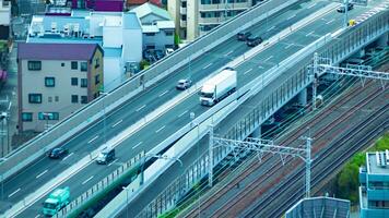 ein Zeitraffer von der Verkehr Marmelade auf das Autobahn im Osaka durch hoch Winkel Aussicht Tele Schuss Neigung video