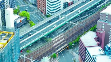 ein Zeitraffer von der Verkehr Marmelade auf das Autobahn im Osaka durch hoch Winkel Aussicht Tele Schuss Neigung video