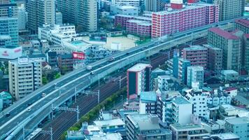 ein Zeitraffer von der Verkehr Marmelade auf das Autobahn im Osaka durch hoch Winkel Aussicht Zoomen video