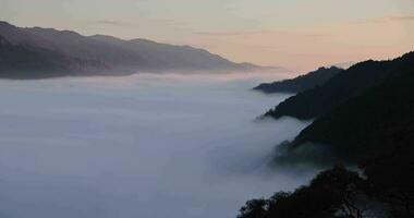 een zee van wolken Bij de top van de berg in Kyoto video