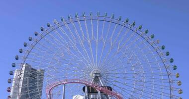 un' rotante Ferris ruota a il urbano città nel Yokohama video