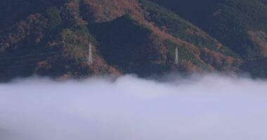 un mar de nubes a el parte superior de el montaña en Kioto telefotográfico Disparo video