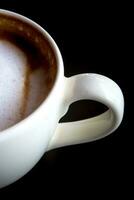 caliente Leche café y suave espuma en cerámico taza foto