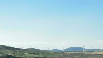 vind turbiner energi på solig dag på de horisont video