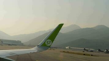 pov vue avion hublot, Hong kong aéroport, aérodrome video