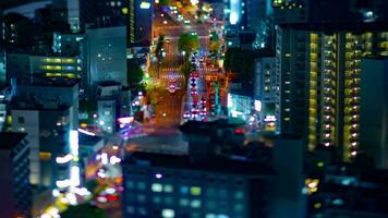 un noche lapso de tiempo de miniatura tráfico mermelada en Osaka alto ángulo video