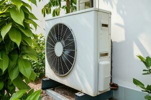 ai generado aire fuente calor bomba instalado en residencial edificio. foto