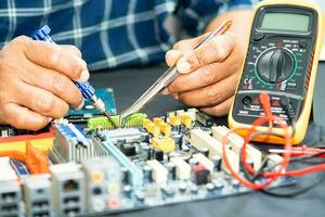 reparación y actualización de la placa base del circuito de portátiles, electrónica, hardware informático y concepto de tecnología. foto