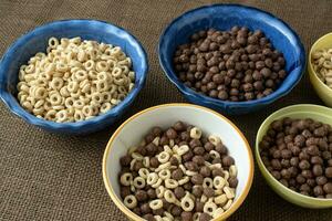 conjunto de varios cereal cuenco para desayuno. maíz anillos con chocolate y cereal. foto