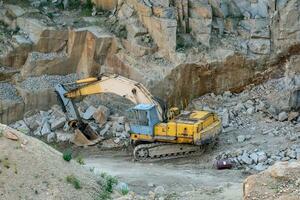 minería en el granito cantera. trabajando minería máquina - antiguo cavador. minería industria. foto