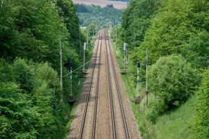 ver en dos ferrocarril pista líneas foto