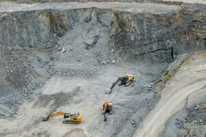 minería en el granito cantera. trabajando minería máquina - cavador. minería industria. foto