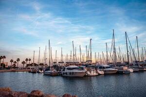 velero puerto en el Puerto noche foto. hermosa amarrado vela yates en el mar, moderno agua transporte Barcelona foto