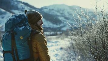 ai generado ruso sonriente hombre Mira a el cámara con un grande azul mochila, en su espalda caminando mediante el invierno montañas foto