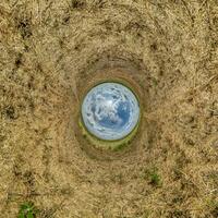 azul agujero esfera pequeño planeta dentro grava arena redondo marco antecedentes foto