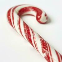 ai generado un a rayas rojo y blanco caramelo caña para un comida aislado en un blanco antecedentes. foto