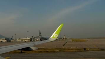 pov Visão avião escotilha, hong kong aeroporto, aeródromo video