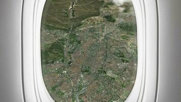 satelliet Madrid kaart achtergrond lus. vliegtuig salon passagier stoel venster visie. spinnen in de omgeving van Spanje stad vlak cabine lucht filmmateriaal. naadloos panorama vliegt over- terrein achtergrond. video