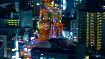 un noche lapso de tiempo de miniatura tráfico mermelada en Osaka alto ángulo enfocar video