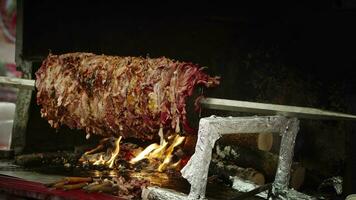 Türkisch traditionell Essen Döner Käfig Kebab auf Feuer video