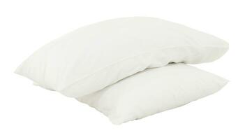 blanco almohadas con caso en apilar después huéspedes utilizar en hotel o recurso habitación aislado en blanco antecedentes con recorte camino foto