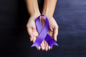 ai generado comiendo trastornos concepto. mujer manos con un púrpura cinta, como un símbolo de conciencia de anorexia foto