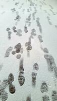 huellas en el Nevado superficie. nieve cubrir con humano huella foto