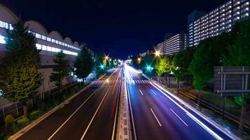 en natt Timelapse av trafik sylt på de stadens centrum gata i tokyo bred skott zoom video