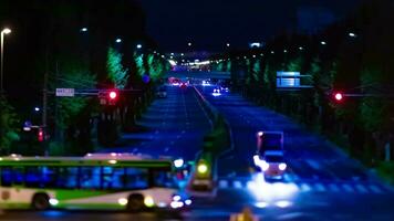en natt Timelapse av miniatyr- trafik sylt på de stadens centrum gata i tokyo zoom video