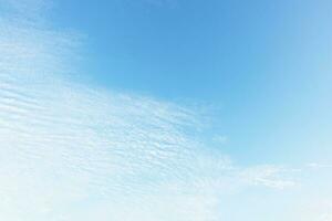 azul cielo antecedentes y blanco nubes suave enfocar, y Copiar espacio horizontal forma. foto