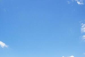 fantástico suave blanco nubes en contra azul cielo y Copiar espacio horizontal forma foto