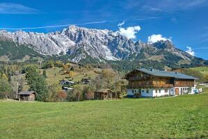 otoñal paisaje con ver a hochkoenig montaña en salzburger tierra, austria foto