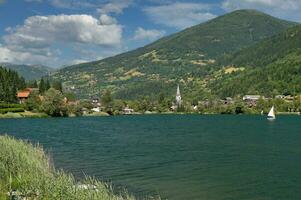 ver a pueblo de campo a.m ver a lago Feldsee, Carintia, Austria foto