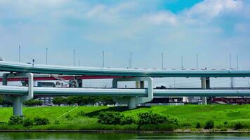 en Timelapse av trafik sylt på de stadens centrum gata och motorväg i tokyo zoom video