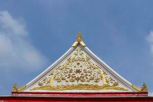 antiguo nativo blanco cemento isósceles triángulo forma aguilón y oro tailandés nativo Arte de budismo Iglesia y ligero azul cielo con nube fondo, tailandia foto