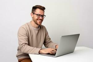 ai generado sonriente barbado hombre en anteojos utilizando ordenador portátil foto