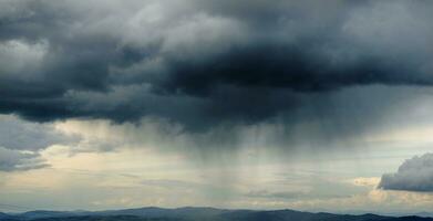 tormenta viniendo y nubes lloviendo foto