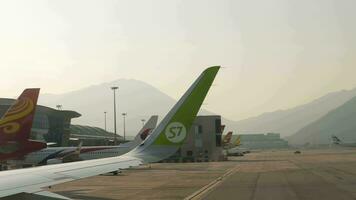 pov ver avión porta, hong kong aeropuerto, aeródromo video