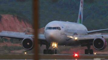 aeronave do domingo companhias aéreas travagem depois de aterrissagem video