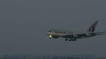 Airbus A380 Qatar Airlines landing video