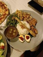 legiano, bali, 2023 - cena con especial comida desde bali foto