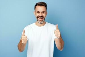 ai generado retrato de alegre hombre sonriente y demostración pulgar arriba terminado azul antecedentes foto