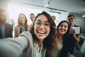 ai generado selfie de contento negocio personas tomando selfie multirracial trabajo en equipo tomando un retrato de grande grupo de colegas. foto