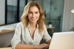 ai generado mujer de negocios trabajando en ordenador portátil en moderno oficina foto