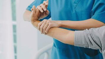 a médico conselhos a paciente sobre dor dentro a músculos do a braços e cotovelos. escritório síndrome problema fisica terapia diagnóstico conceito video