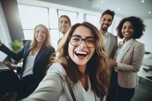 ai generado selfie de contento negocio personas tomando selfie multirracial trabajo en equipo tomando un retrato de grande grupo de colegas. foto