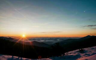 ai generado crepúsculo abrazo un sinfonía de colores terminado majestuoso montaña picos ai generado foto